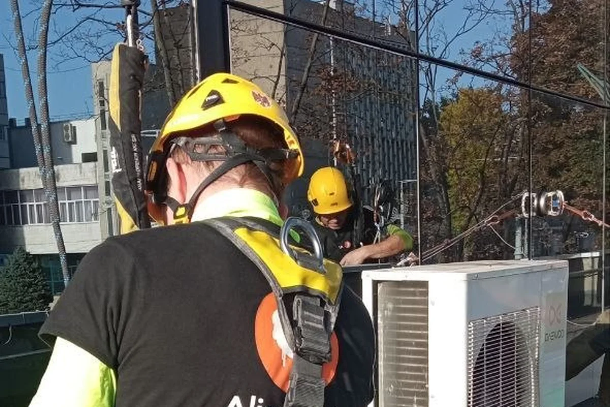 Air conditioner installation at height in Chisinau