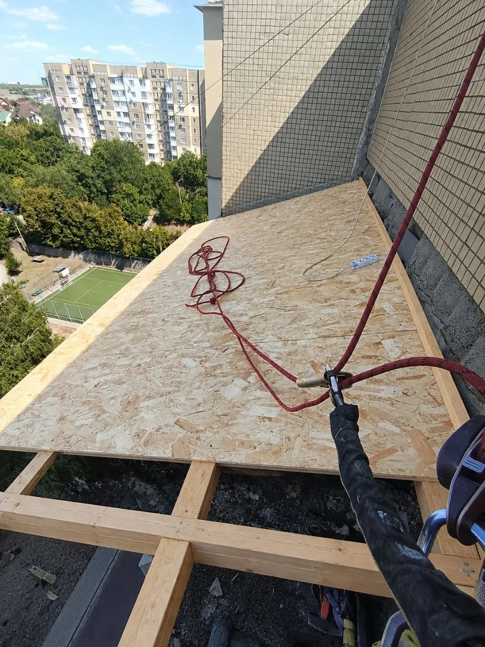 Montarea la înălțime a cadrului din lemn pentru copertină