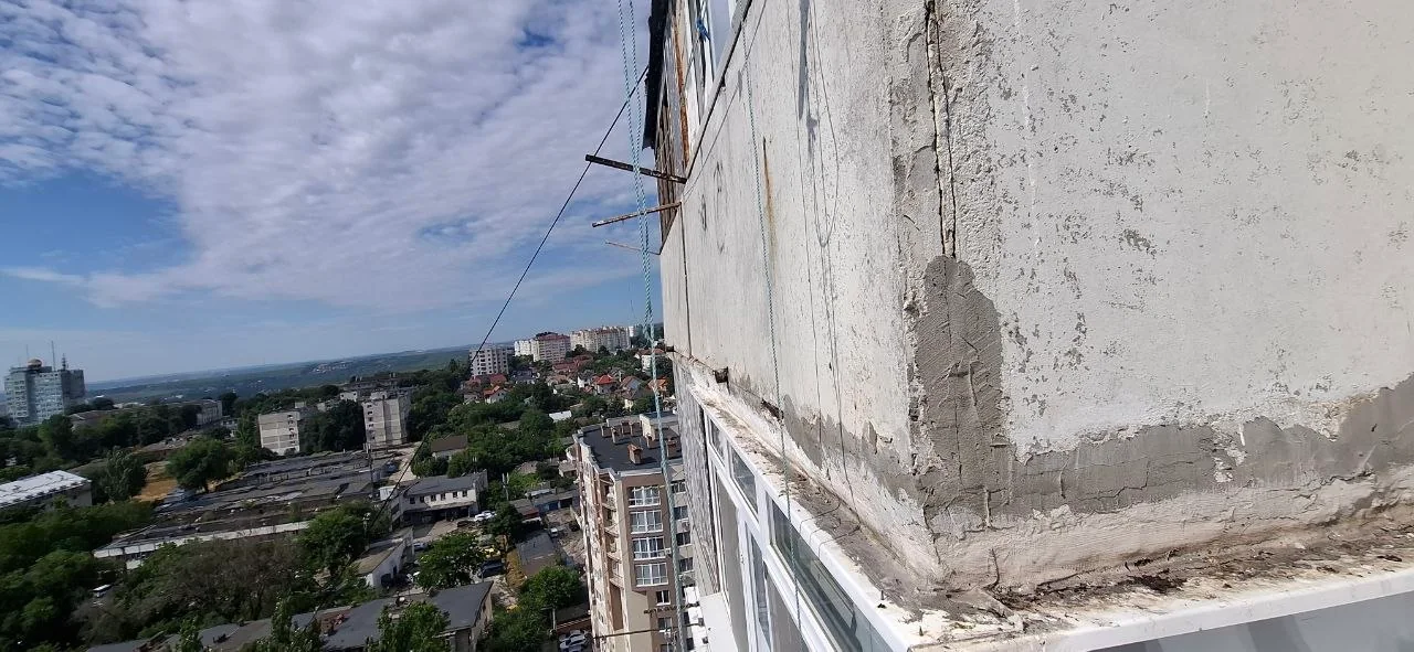 Reparația fațadei unei clădiri înalte prin alpinism utilitar
