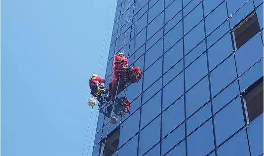 Монтаж вентфасадов 
и стеклянных фасадов